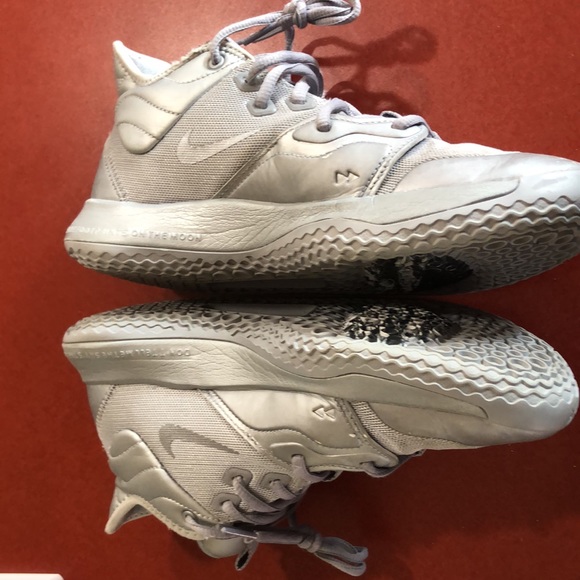 Basketball shoes - Picture 2 of 4